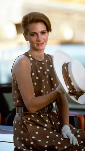Julia Roberts en Pretty Woman con el vestido marrón de lunares blancos Julia Roberts en Pretty Woman