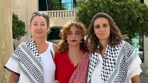 La activista Reyes Rigo, a la izquierda, acompañada por las otras dos mallorquinas integrantes de la Global Sumud Flotilla, Lucía Muñoz y Alejandra Martínez La activista Reyes Rigo, a la izquierda, acompañada por las otras dos mallorquinas integrantes de la Global Sumud Flotilla, Lucía Muñoz y Alejandra Martínez
