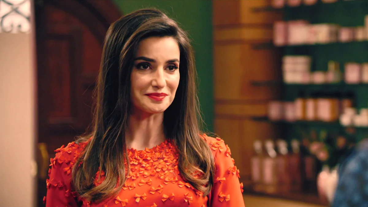 La actriz Emma Govantes llega a la colonia y Carmen y Gema le proponen ser  imagen de ‘Pasión Oculta’