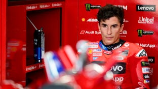 Marc M&aacute;rquez, en el box de Ducati en Indonesia