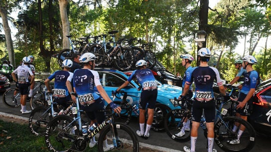 Ciclistas del equipo Israel Premier Tech en la &uacute;ltima etapa de la Vuelta a Espa&ntilde;a 2025