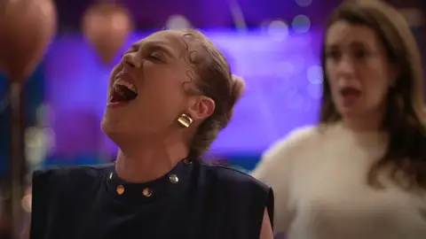 Bahar toca fondo: su celebración de cumpleaños se convierte en una noche de alcohol y descontrol tras ver a Evren Bahar toca fondo: su celebración de cumpleaños se convierte en una noche de alcohol y descontrol tras ver a Evren