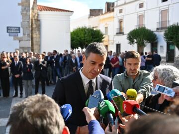 Pedro Sánchez en el funeral de Guillermo Fernández Vara Pedro Sánchez en el funeral de Guillermo Fernández Vara
