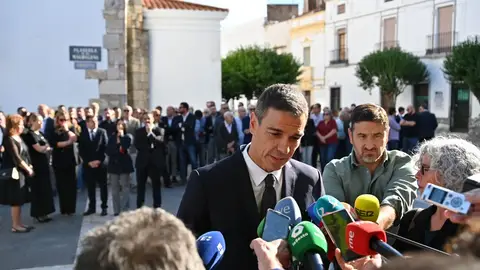 Pedro Sánchez en el funeral de Guillermo Fernández Vara Pedro Sánchez en el funeral de Guillermo Fernández Vara