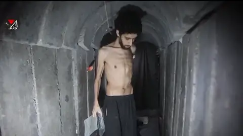 Evyatar David, uno de los secuestrados, muestra el túnel en el que está recluido desde hace casi dos años Evyatar David, uno de los secuestrados, muestra el túnel en el que está recluido desde hace casi dos años