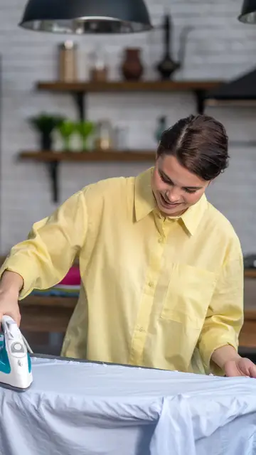 Mujer planchando Mujer planchando