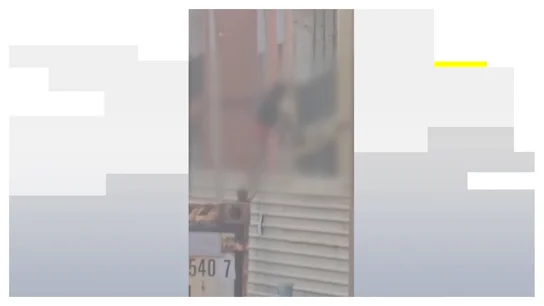 Un okupa colándose en un edificio Un okupa colándose en un edificio