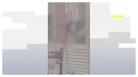 Un okupa colándose en un edificio Un okupa colándose en un edificio