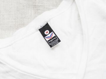 Camiseta con etiqueta