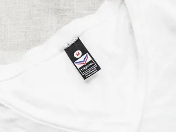 Camiseta con etiqueta Camiseta con etiqueta