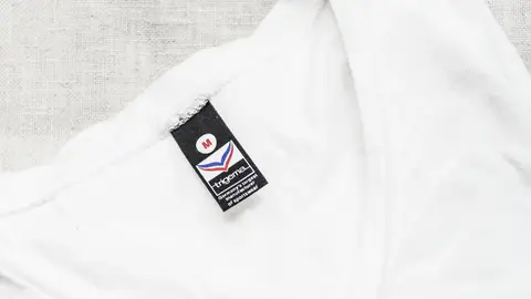 Camiseta con etiqueta Camiseta con etiqueta