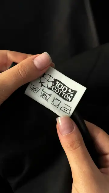Etiqueta de una camiseta Etiqueta de una camiseta
