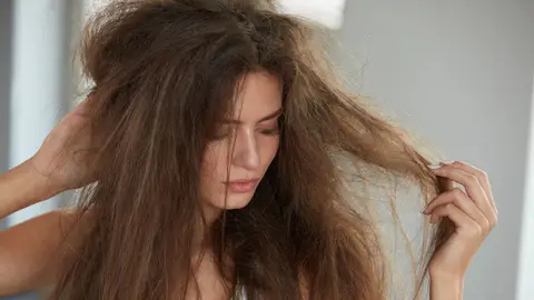 Mujer con el pelo encrespado Mujer con el pelo encrespado