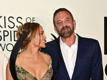 Jennifer Lopez y Ben Affleck en la premiere de Kiss of the Spider Woman en Nueva York