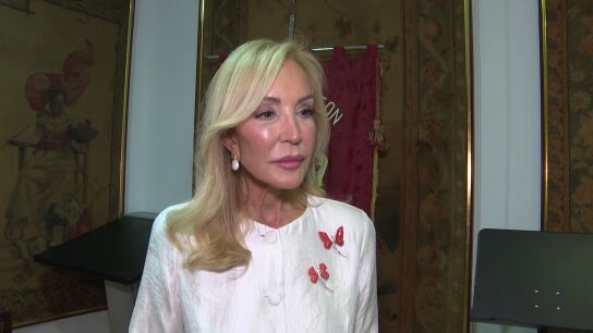Carmen Lomana haciendo declaraciones a los medios