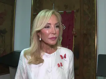 Carmen Lomana haciendo declaraciones a los medios Carmen Lomana haciendo declaraciones a los medios