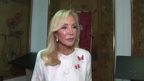 Carmen Lomana haciendo declaraciones a los medios Carmen Lomana haciendo declaraciones a los medios