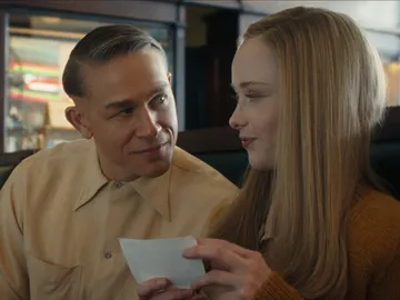 Charlie Hunnam como Ed Gein y Suzanna Son como Adeline Watkins Charlie Hunnam como Ed Gein y Suzanna Son como Adeline Watkins