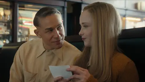 Charlie Hunnam como Ed Gein y Suzanna Son como Adeline Watkins Charlie Hunnam como Ed Gein y Suzanna Son como Adeline Watkins