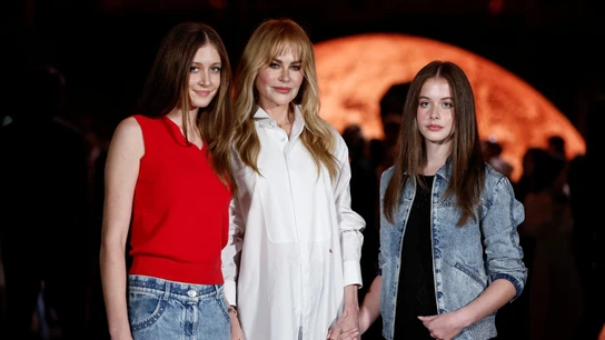 Nicole Kidman con sus hijas Sunday Rose y Margaret Faith en la Semana de la Moda de París Nicole Kidman con sus hijas Sunday Rose y Margaret Faith en la Semana de la Moda de París