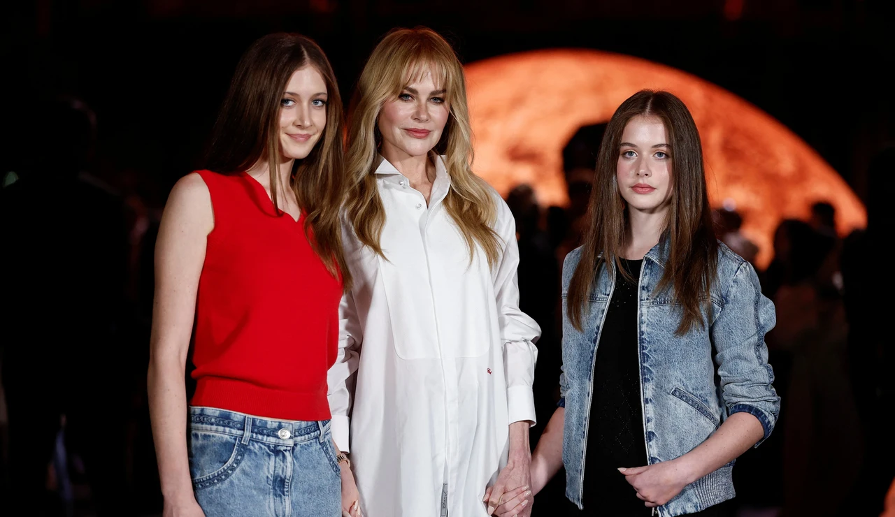 Nicole Kidman con sus hijas Sunday Rose y Margaret Faith en la Semana de la Moda de París