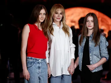 Nicole Kidman con sus hijas Sunday Rose y Margaret Faith en la Semana de la Moda de París Nicole Kidman con sus hijas Sunday Rose y Margaret Faith en la Semana de la Moda de París