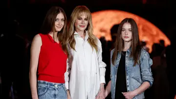 Nicole Kidman con sus hijas Sunday Rose y Margaret Faith en la Semana de la Moda de París Nicole Kidman con sus hijas Sunday Rose y Margaret Faith en la Semana de la Moda de París