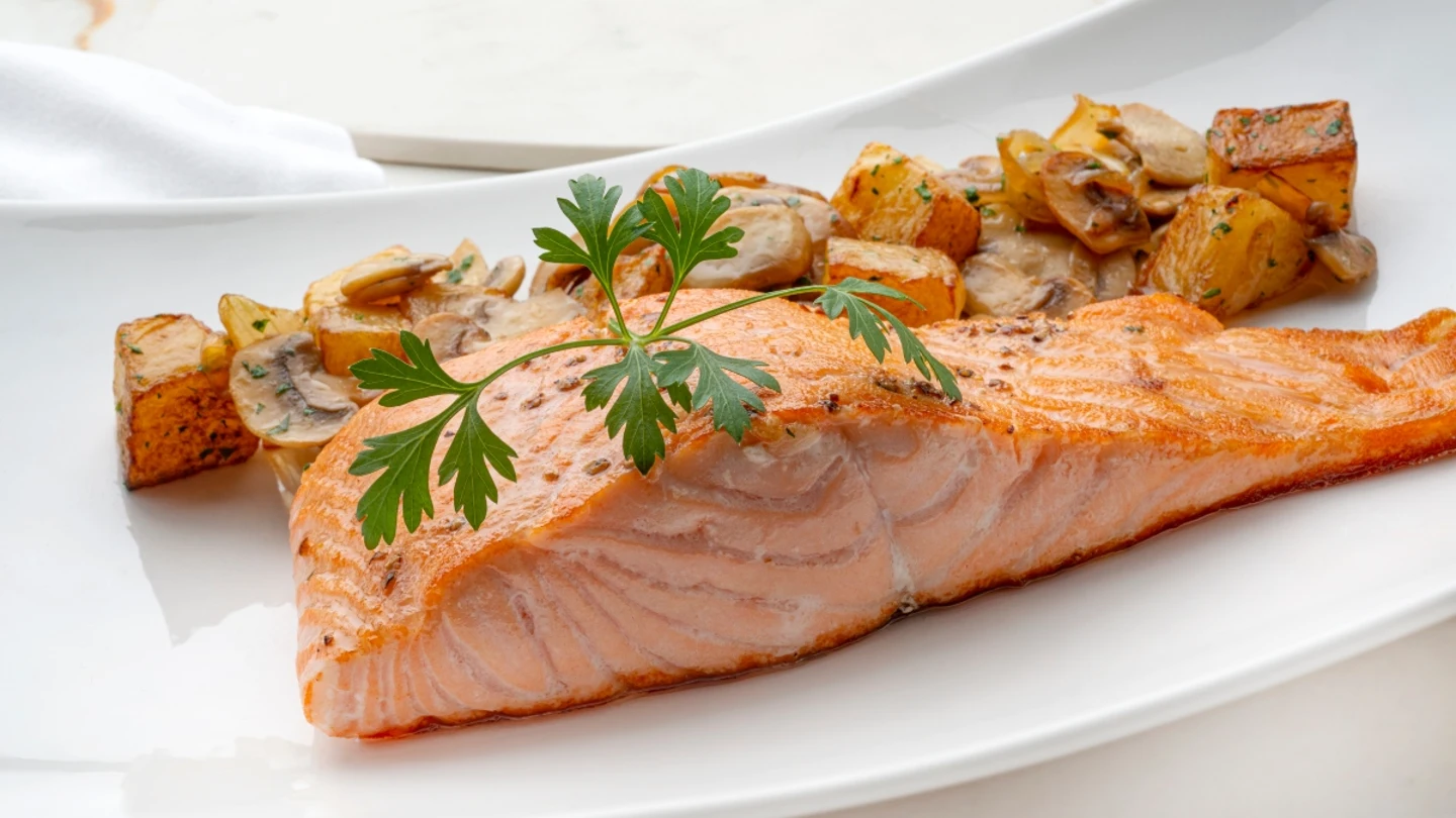 Salmón con patatas y champiñones Salmón con patatas y champiñones