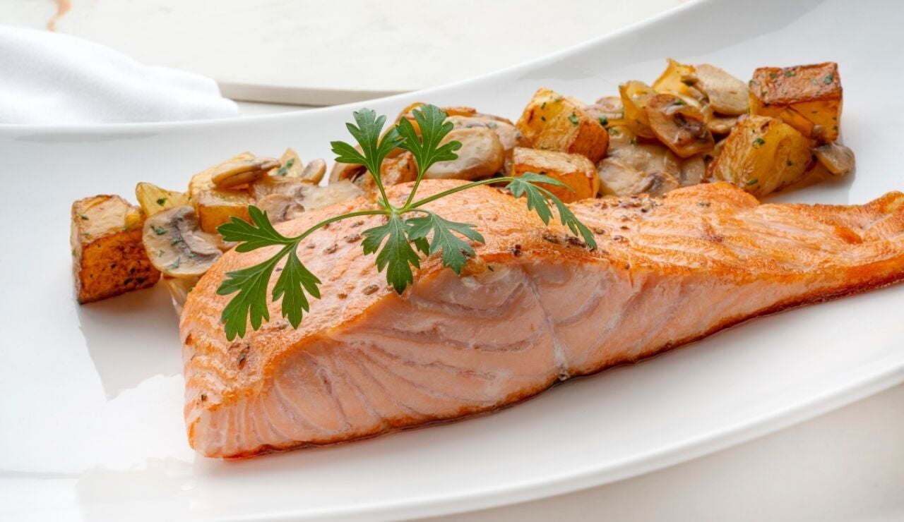Salm&oacute;n con patatas y champi&ntilde;ones