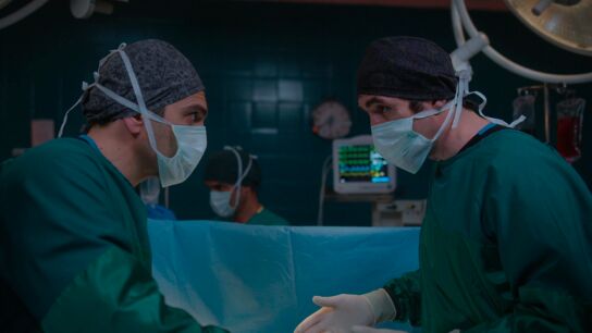 La operaci&oacute;n m&aacute;s tensa del hospital: Timur aparta a Evren y demuestra qui&eacute;n manda