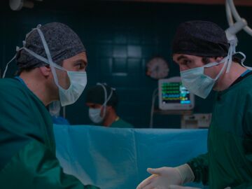 La operaci&oacute;n m&aacute;s tensa del hospital: Timur aparta a Evren y demuestra qui&eacute;n manda