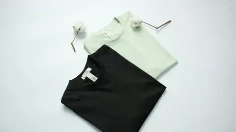 Dos camisetas con etiquetas Dos camisetas con etiquetas
