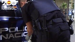 Imagen de recurso de un agente de la Polic&iacute;a Nacional REMITIDA / HANDOUT por POLIC&Iacute;A NACIONAL Fotograf&iacute;a remitida a medios de comunicaci&oacute;n exclusivamente para ilustrar la noticia a la que hace referencia la imagen, y citando la procedencia de la imagen en la firma 05/10/2025