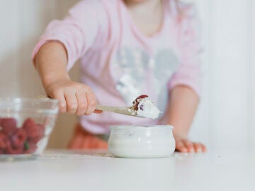 Ni&ntilde;a merendando