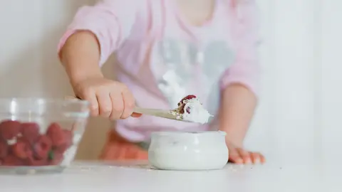 Niña merendando Niña merendando