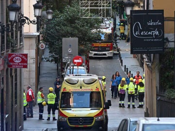 Inmediaciones del lugar en el que el derrumbe parcial de un edificio en pleno centro de Madrid, en una calle situada cerca de la plaza de Óp