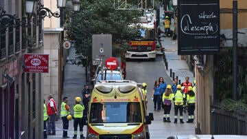 Inmediaciones del lugar en el que el derrumbe parcial de un edificio en pleno centro de Madrid, en una calle situada cerca de la plaza de Óp