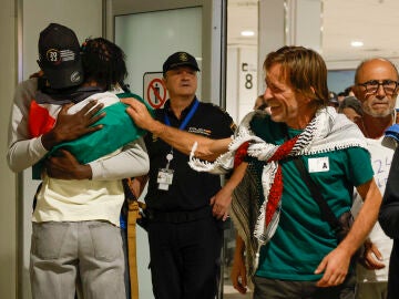 Llegada a Madrid de otro grupo de activistas espa&ntilde;oles.