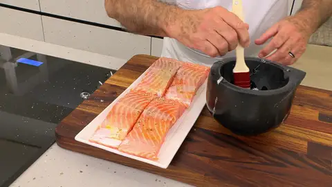 Con ayuda de un pincel unta los trozos de salmón Con ayuda de un pincel unta los trozos de salmón