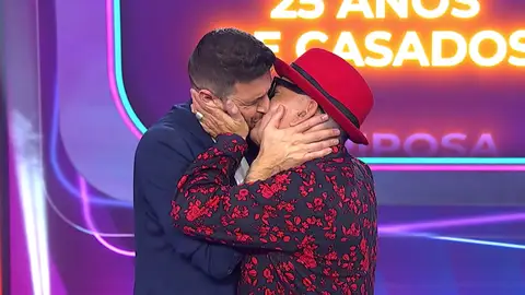 Besos y mucha pasión con Paz Padilla y José Corbacho en Emparejados: este sábado, último programa de la temporada Besos y mucha pasión con Paz Padilla y José Corbacho en Emparejados: este sábado, último programa de la temporada
