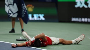 Djokovic tumbado sobre la pista de Shangh&aacute;i