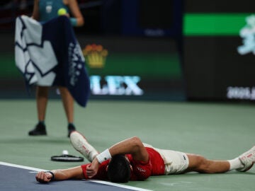 Djokovic tumbado sobre la pista de Shanghái