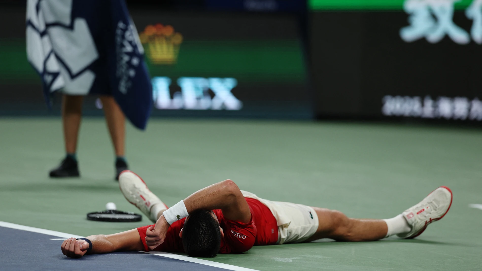 Djokovic tumbado sobre la pista de Shanghái Djokovic tumbado sobre la pista de Shanghái