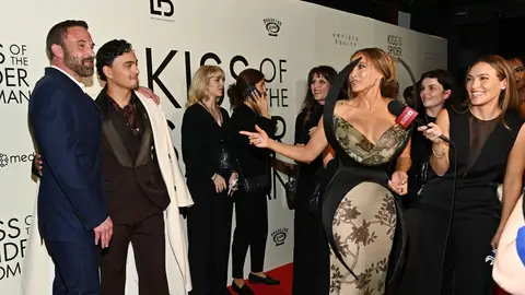 Jennifer Lopez y Ben Affleck en la premiere de Kiss of the Spider Woman en Nueva York Jennifer Lopez y Ben Affleck en la premiere de Kiss of the Spider Woman en Nueva York