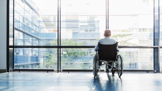 Una persona mayor en un hospital
