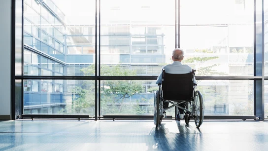 Una persona mayor en un hospital Una persona mayor en un hospital