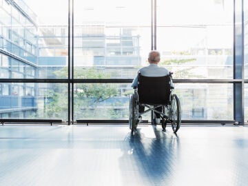 Una persona mayor en un hospital