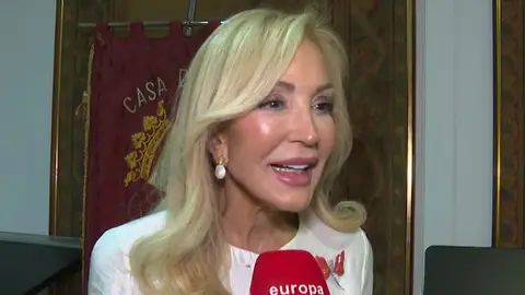 Carmen Lomana haciendo declaraciones a la prensa Carmen Lomana haciendo declaraciones a la prensa
