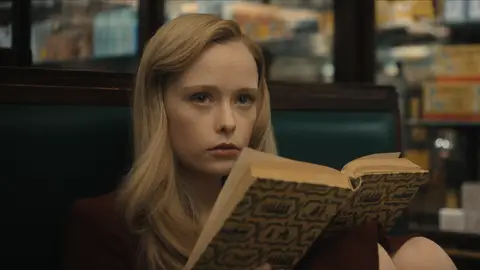 Suzanna Son como Adeline Watkins en Monstruo: La historia de Ed Gein Suzanna Son como Adeline Watkins en Monstruo: La historia de Ed Gein