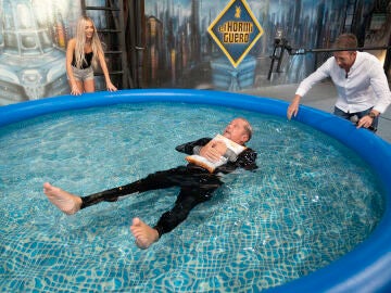 &iquest;Una bolsa de patatas puede salvarte la vida? El Monaguillo lo demuestra en una surrealista performance